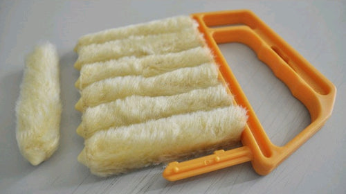 Escova a remover pó entre as lâminas de uma persiana veneziana