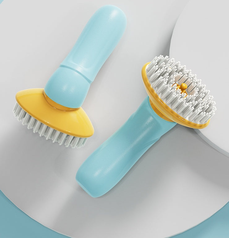 Escova azul de silicone a espalhar espuma durante o banho do animal