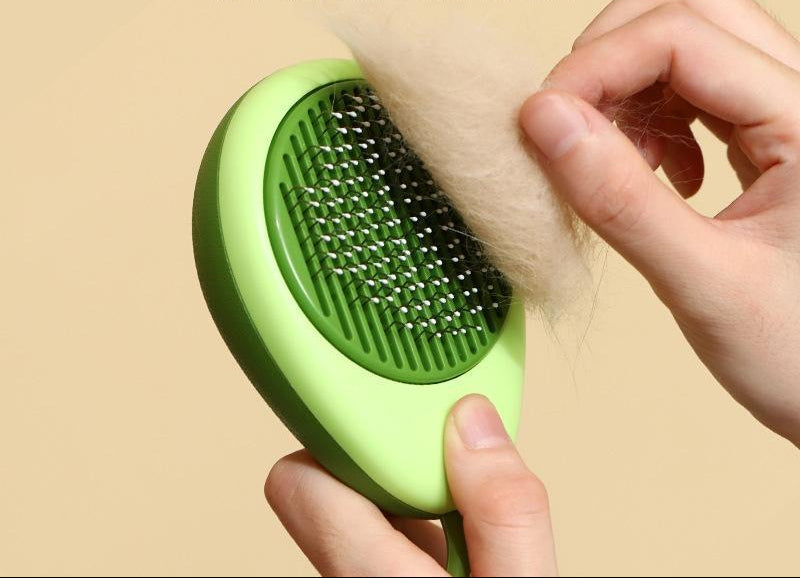 Escova amarela para remover pelos soltos de cães e gatos