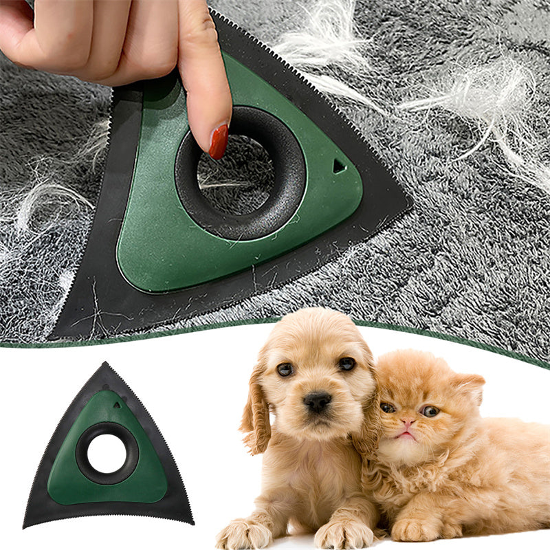 Removedor triangular verde retirando pelos de uma superfície têxtil
